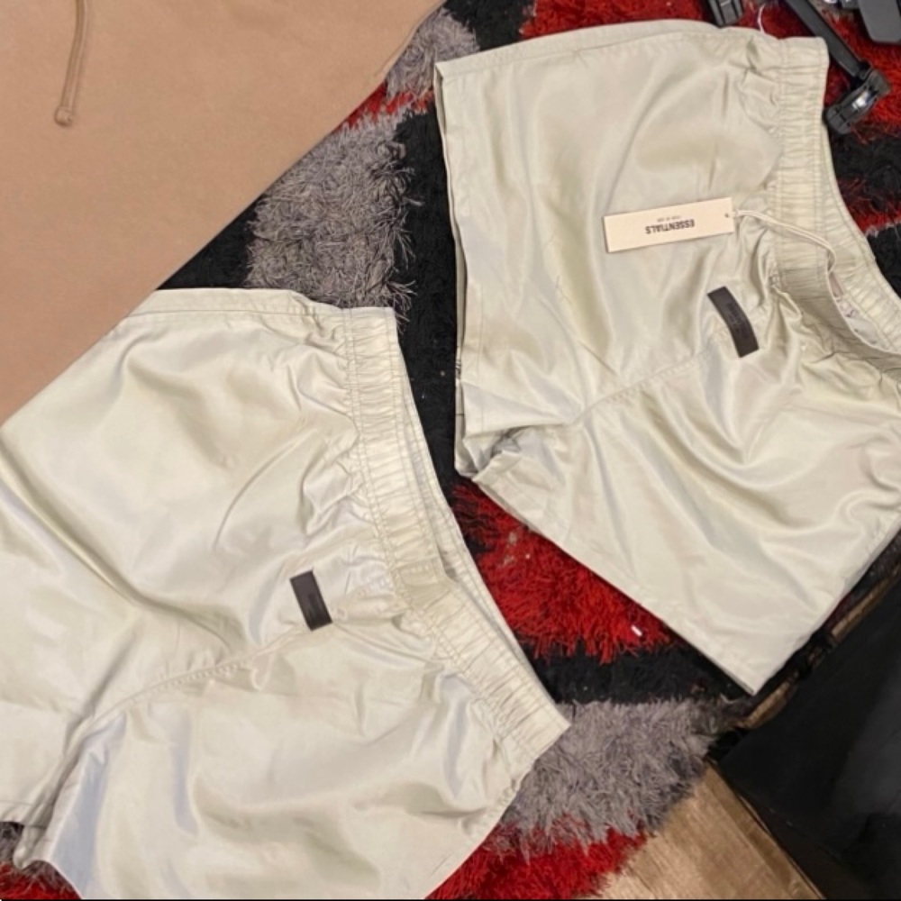 MENS ESSENTIAL SHORTS